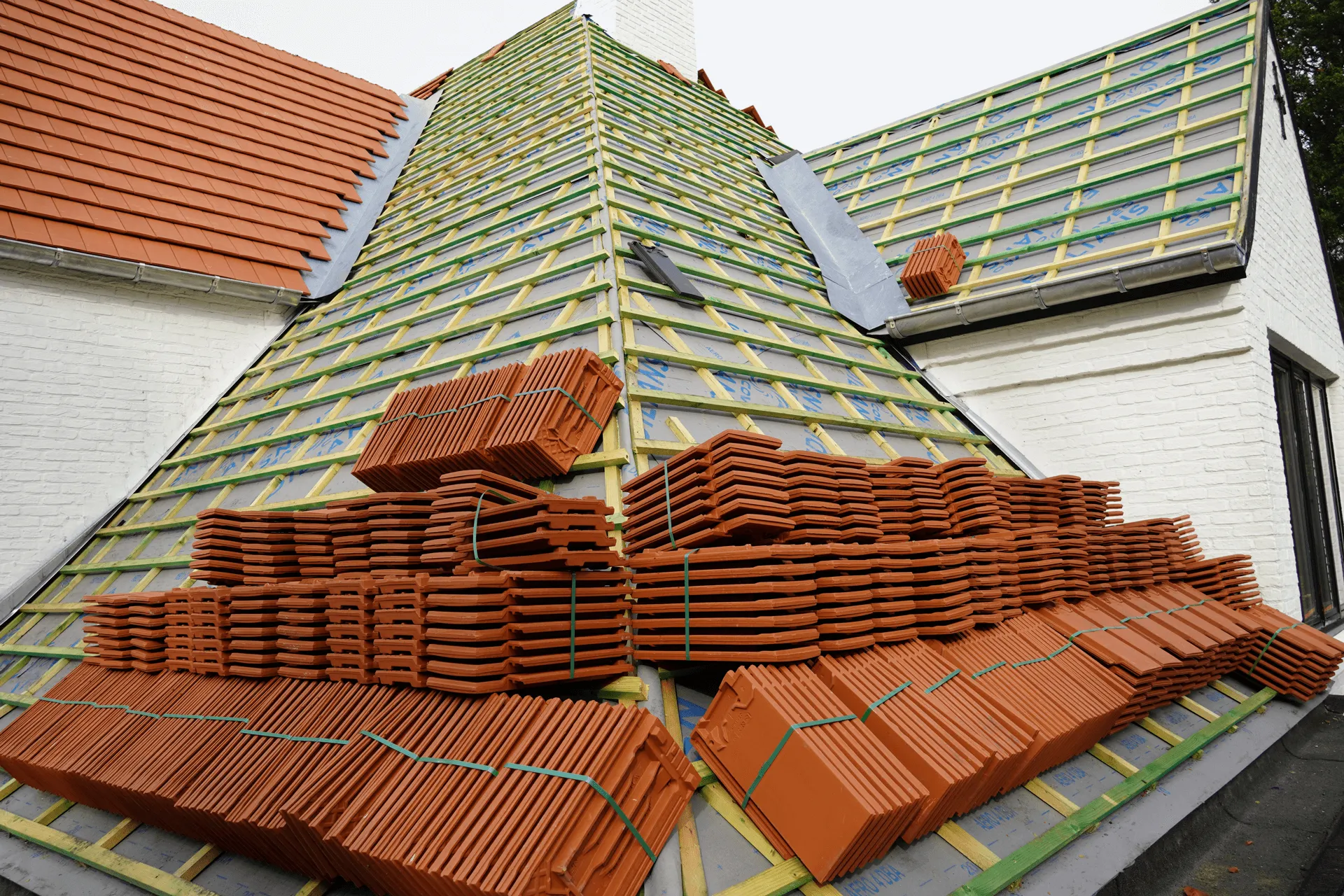 Dakrenovatie proces met materialen